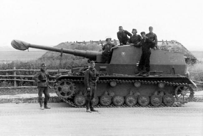 dicker_max_and_crew_of_the_schwere_panzerjager_abteilung_521_3.e3lsotwjk740ss08s80880cc4.ejcuplo1l0oo0sk8c40s8osc4.th.jpeg