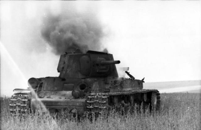 Russland-brennender-russischer-Panzer-KW.jpg