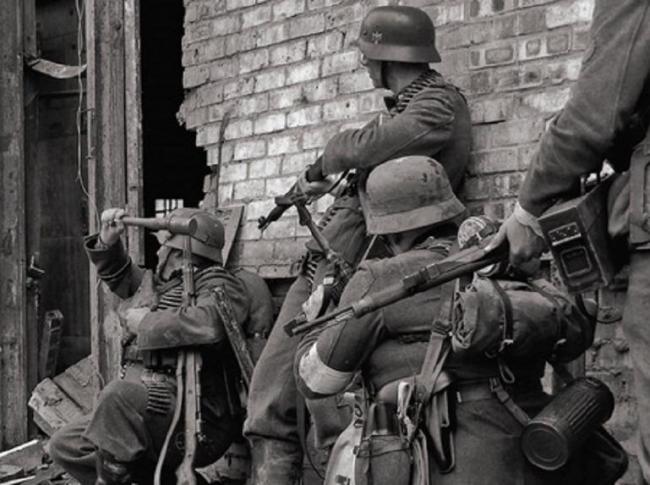 German-soldiers-in-urban-combat-at-the-Battle-of-Stalingrad.jpg