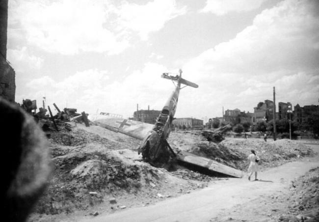 Girl-passing-wrecked-BF-109-Stalingrad.jpg