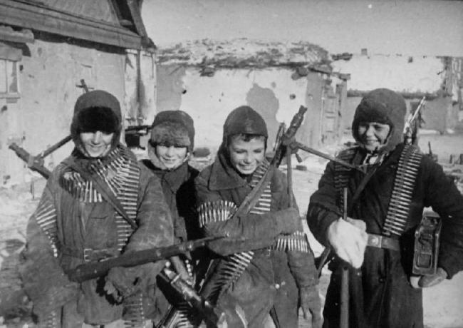 Russian-Boys-at-Stalingrad-with-Captured-German-Machine-Guns-February-1943.jpg