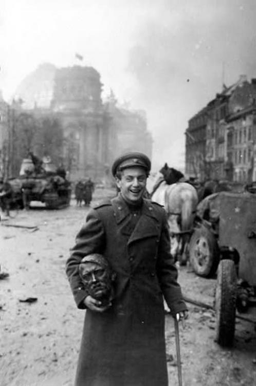 a-Russian-soldier-carries-a-statue-head-of-Nazi-lead-Adolf-Hitler-May-1945.jpg