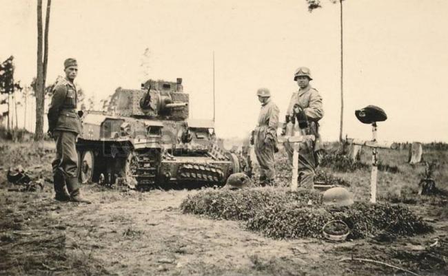 экипаж немецкого танка только похоронили у подорванной машины.jpg